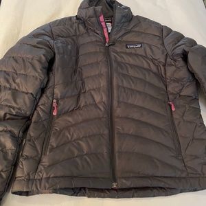 PATAGONIA Women's small puffer jacket in charcoal grey/pink